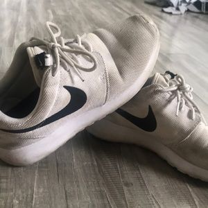 White nike roshes